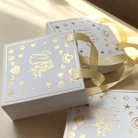 Boîte cadeau de luxe blanche pour bijoux, personnalisée avec estampage à chaud doré et ruban satiné, idéale pour les bijouteries.