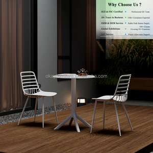 Ensemble <span class=keywords><strong>de</strong></span> <span class=keywords><strong>table</strong></span> en plastique OKAY, style minimaliste, tout blanc, <span class=keywords><strong>table</strong></span> <span class=keywords><strong>de</strong></span> patio en plastique légère et robuste, chaises d'extérieur en plastique simples et modernes - Product Image 1