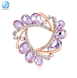 OEM/ODM Écharpe coréenne violette en strass Boucle Triangle Broches en cristal or rose Clip pour femmes Chemise Foulards Décoration - Product Image 1