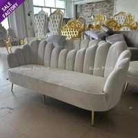 Nouveauté Décoration d'événements Mobilier d'hôtel Ensemble de canapés en acier inoxydable Pieds en velours Mariage Fête Canapé de maison pour la mariée et le marié