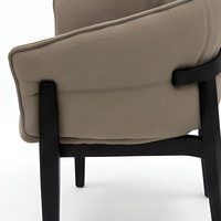 Chaise de salle à manger italienne à cadre extérieur en bois apparent et assise courbée |   Fauteuil de salle à manger rembourré en bois de frêne massif avec dossier plissé