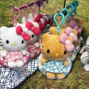 Peluche de Hello Kitty con diseño de Hawái Swing y piel oscura, para mochila y bolso - Product Image 1