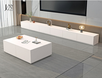 Console TV flottante sans poignées noir mat et table basse carrée, avec mur d'arrière-plan TV LED en bois rainuré vertical assorti