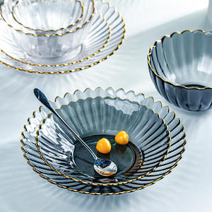 Assiettes de présentation en verre en forme de <span class=keywords><strong>chrysanthème</strong></span> faites à la main et écologiques assiettes en verre décoratives à bord doré plats en verre de service - Product Image 3