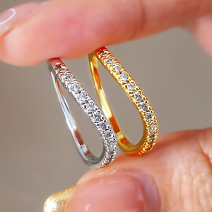 Anillo de Boda Curvo con Zirconia, Anillo Apilable Chapado en Oro de 18K, Anillo de Eternidad con Engaste Pavé, Estilo Clásico para Mujer - Product Image 1