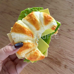 Croissant français au jambon et au fromage, tranché, boulangerie artisanale, beurreux, feuilleté, sandwich, modèle alimentaire, jouet, présentoir à laitue - Product Image 2