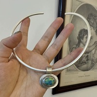 Collier Torque avec pendentif cabochon turquoise serti clos en cuivre ton argenté, bijou statement pour femme, cadeau