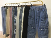 Vente chaude en gros d'usine : Balles de vêtements pour femmes en vrac, incluant des jeans, livraison aléatoire, jeans pour femmes neufs.