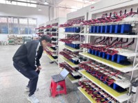 Système de test et de classement des batteries comprenant un testeur de capacité 50A, un déchargeur et un équipement de classement des cellules prismatiques