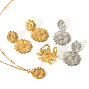 Ensemble de bijoux Sunflower pour femmes, plaqué or 18 carats, acier inoxydable, collier, boucles d'oreilles et bague tendance pour les fêtes - Product Image 5