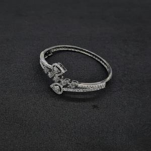 Brazalete Abierto de Circonia Cúbica 12074, Brazalete de Latón con Incrustaciones de Piedras, Chapado Oxidado, para Mujer, Regalo, para Fiestas - Product Image 1
