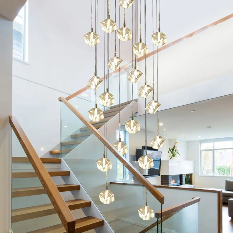 Современный дизайн, светлая винтовая лестница, квадратная хрустальная люстра для лестниц