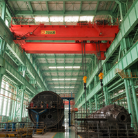Grue à double poutre de grande capacité avec crochet de levage pour la manutention d'équipements industriels et le déplacement de marchandises