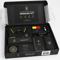 Kit d'arbitrage de futsal personnalisé avec polo d'arbitre, porte-cartes, sifflet, cordon, carnet de scores et pochette utilitaire