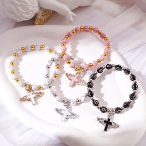 Braccialetto Rosario con Perline Acriliche, Ciondolo Angelo Smaltato Placcato Oro, Regalo Religioso per Battesimo, Gioielli Fatti a Mano - Product Image 1