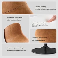 Tabourets de bar hauts en cuir gris de style nordique moderne pour la salle à manger et la maison avec structure en métal noir/chrome