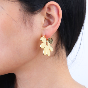 Chris <span class=keywords><strong>aprile</strong></span> gioielli di moda moderna acciaio inossidabile 316L pvd placcato in oro piatto metallo <span class=keywords><strong>margherita</strong></span> fiori forma <span class=keywords><strong>orecchini</strong></span> a cerchio - Product Image 5