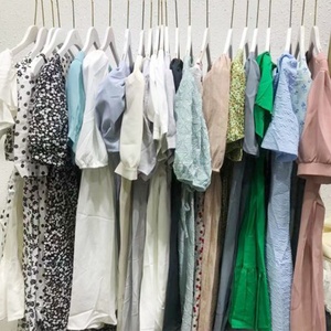 CHEN - Robes, hauts, t-shirts, pantalons, produits à assortir, vêtements neufs et d'occasion - Product Image 2