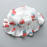 Zomerse katoenen babykledingset met aardbeiprint: mouwloos rompertje, broekje met schouderbandjes, effen babybody en mutsje