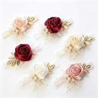 Fleur de poignet élastique en dentelle satinée bordeaux avec feuille or rose et perles pour demoiselle d'honneur, mariée, mariage, bal de promo, décoration