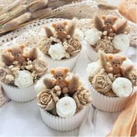 Bougie parfumée en vrac aux tons neutres, motif ours en peluche, dans un gobelet en céramique côtelé personnalisé, avec décor de fleurs séchées, bougie aromatique à la soja pour rebord de fenêtre