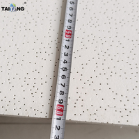 Plafonds suspendus décoratifs en fibres minérales noires, dalles de plafond 15 mm 60x60 pour la décoration