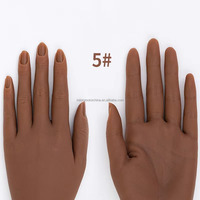 Fournisseur d'ongles Présentoir d'art d'ongles Mannequin en silicone pour ongles en acrylique avec réglage flexible des doigts