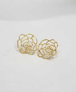 Pendientes de tuerca con filigrana de rosa, delicados adornos botánicos calados - Product Image 1