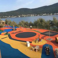 Granulés de caoutchouc EPDM pour revêtement de sécurité de parc d'attractions en plein air FN-CY-2512364 Surface de terrain de jeu en plein air