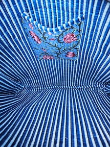 Bolso Tote de Algodón Acolchado con Diseño Floral Azul Estampado a Mano / Bolso Floral Reversible para Uso Diario de Mujeres - Product Image 6