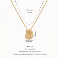 QIAOREN 11725 Collar con Colgante de Concha Retro en Relieve, Cadena de Cuerda Trenzada de Acero Inoxidable Dorado, Joyería Náutica para Chicas Occidentales