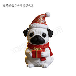 Statuette personnalisée adorable : Pug en chapeau de Père Noël pailleté et écharpe rouge, tenant un cadeau, belle décoration de Noël - Product Image 4