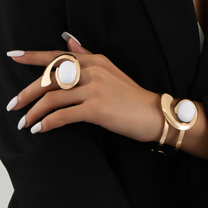 Parure de bijoux fantaisie pour femme, motif géométrique escargot, plaqué or, avec pierre précieuse ovale, comprenant boucles d'oreilles, bracelet ouvert et bague - Product Image 3