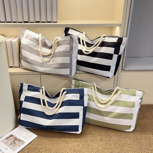 กระเป๋าคลัทช์กันน้ำลายเรขาคณิตสำหรับผู้หญิง พร้อมพู่ห้อยและสายสะพายไหล่ สำหรับเดินทางไปเที่ยวชายหาดกลางแจ้ง - Product Image 4