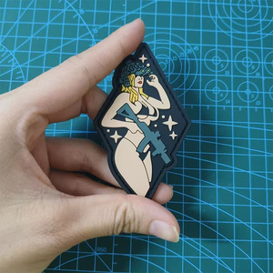 Benutzer definiertes 3D-Soft-PVC-Logo Hitze presse Geprägter Silikon-Klett verschluss PVC-Gummi-Patch Kleber ücken mit abziehbarer Wärme übertragung - Product Image 3