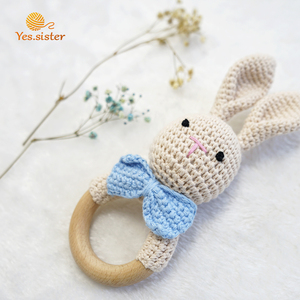 Hochets et anneaux de dentition pour bébé en bois, faits main, de haute qualité, au crochet, avec lapin tricoté naturel et charmant - Product Image 3
