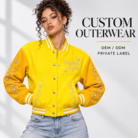 Jaket Varsity Wanita Kuning Custom dengan Dekorasi Bintang Rhinestone, Kerah Bergaris, Manset, Kancing Depan, Pakaian Luar Baseball