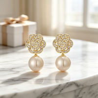 Boucles d'oreilles pendantes hypoallergéniques et étanches en forme de fleur avec zircon baguette plaqué or 18 carats et perle champagne, idéales pour mariages et occasions spéciales 2026