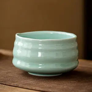 Kotak mangkuk Matcha keramik ukir, dengan peralatan minum teh, kocokan Matcha, sendok teh bambu, nampan kertas berdiri untuk mengaduk teh