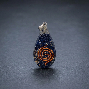 Pendentif de guérison en orgonite de tourmaline noire - Art sculpté et gravé sur le thème de l'amour, provenant du Gujarat, Rozrincrystals.com - Product Image 2