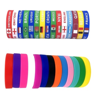 Bracelet en silicone personnalisé en gros avec logo en relief, couleur unie, sérigraphié, promotionnel - Product Image 1