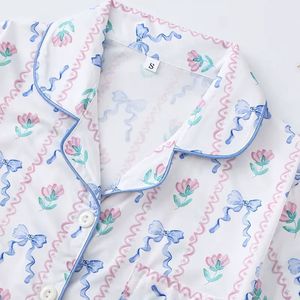 Pyjama <span class=keywords><strong>2</strong></span> pièces en tissu doux de qualité supérieure, taille <span class=keywords><strong>plus</strong></span>, manches courtes, haut à boutons, short, vêtements de nuit avec détails de passepoil bleu - Product Image 4