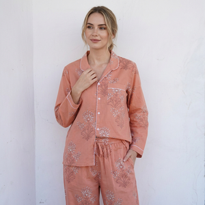 Ensemble pyjama en coton à imprimé floral pour femme, avec chemise boutonnée à manches longues, passepoil contrasté et pantalon à cordon élastique - Product Image 1