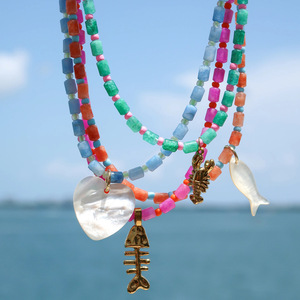 Collana girocollo artigianale personalizzata con perline a forma di cuore in stile bohémien, che mantiene il colore, ispirata a gioielli con perline di riso e conchiglie - Product Image 1