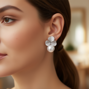 Orecchini a lobo con fiore in oro bianco e perle finte incastonate a castone, per donna, gioielli classici alla moda per feste, in lega placcata argento - Product Image 2