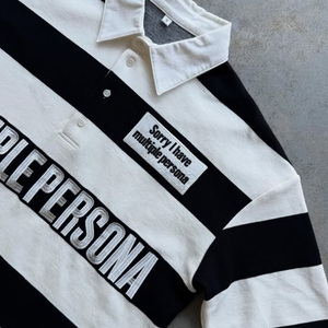 T-shirt Polo Oversize in Morbido Cotone con Patch Ricamata 3D Personalizzata <span class=keywords><strong>a</strong></span> <span class=keywords><strong>Righe</strong></span> Bianche <span class=keywords><strong>e</strong></span> Nere, Vestibilità Ampia <span class=keywords><strong>e</strong></span> Spalle Cadenti - Product Image 3