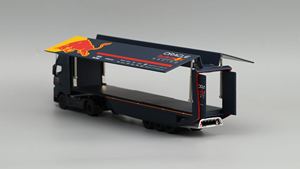 Modèle de camion RedBull en alliage d'aluminium moulé sous pression à l'échelle 1:64 de la série COSMOS Actors pour collectionneurs et passionnés de culture F1 - Product Image 5
