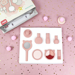 Set de Cosméticos de Juguete de Silicona Rosa de Grado Alimenticio para Niñas: Brochas de Maquillaje, Sombra de Ojos, Lápiz Labial y Más - Product Image 3
