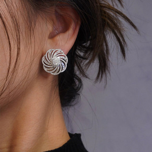 Orecchini a Perno con Motivi Geometrici e Floreali per Donne, Accessori Moda per Uso Quotidiano - Product Image 3