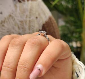 Anillo de Compromiso de Moissanita de Corte Ovalado de Alto Brillo, 1 Quilate, Oro Sólido, Claridad VVS, Joyería Ética Premium para Mujer - Product Image 4